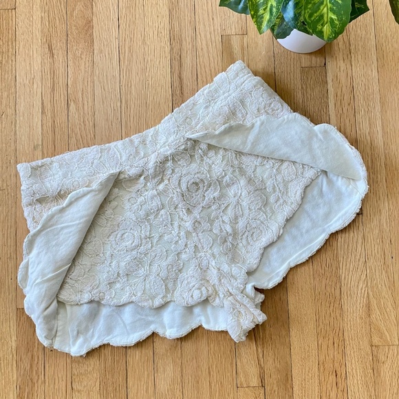 Pins and Needles Cream Lace Scalloped Shorts – Size S - Picture 8 of 11
